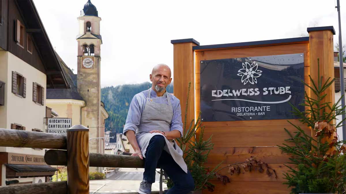 Alessandro, il titolare, davanti all'Edelweiss Stube