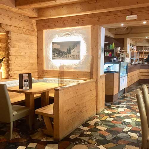 La sala in legno dell'Edelweiss Stube