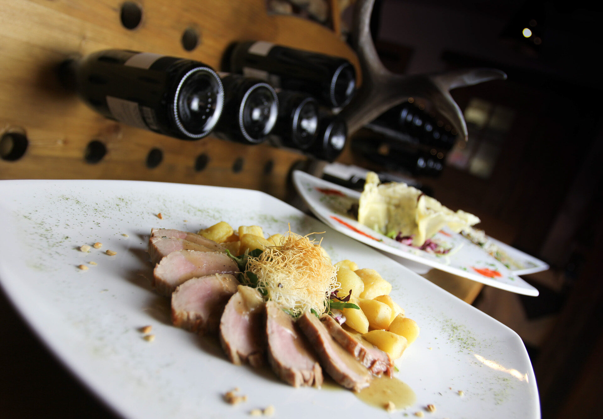 Filetto affettato con patate sappadine, servito in sala all'Edelweiss Stube