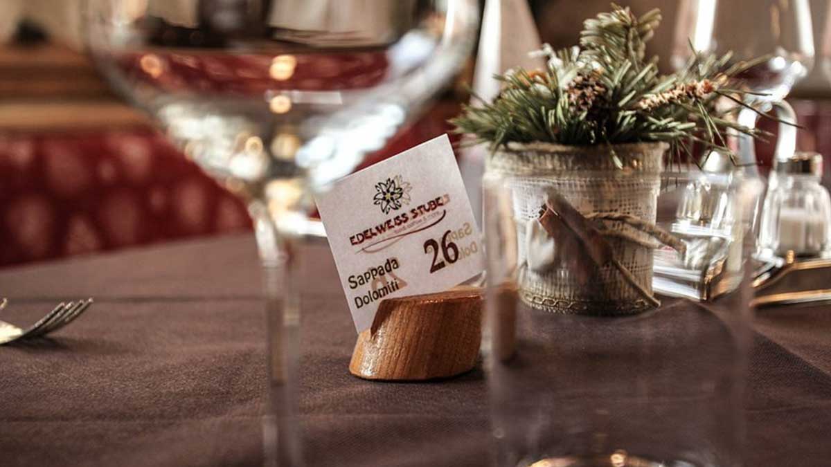 Tavolo apparecchiato nella stube dell'Edelweiss