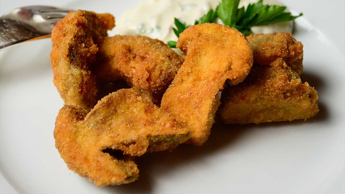 Porcini impanati e fritti, una delle proposte dell'aperitivo